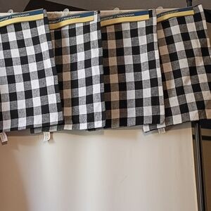 A Full Set Of 4 Brand New Black and White Checkered Placemats